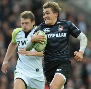 Leicester Tigers' Toby Flood races away
