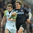 Leicester Tigers' Toby Flood races away