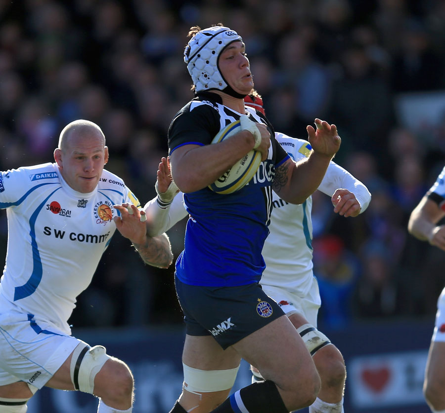 Bath's Francois Louw runs at the Exeter defence