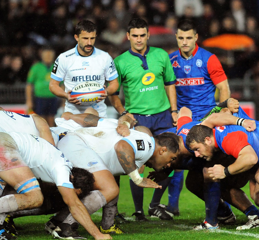 Bayonne and Grenoble's packs prepare for a scrum