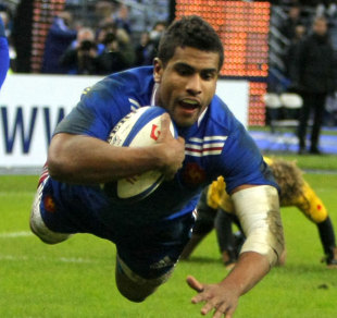 Welsey Fofana dives over for a try