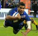 Welsey Fofana dives over for a try