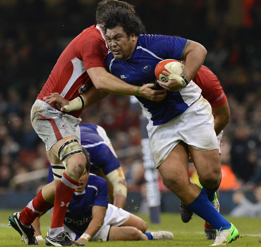 Wales' Ryan Jones tries to tackle Samoa's Cencus Johnson