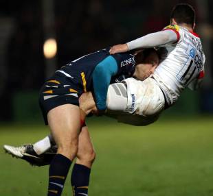 Worcester's Chris Pennell hits Saracens' Duncan Taylor