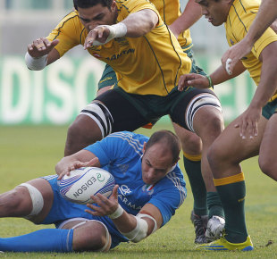 Italy's Sergio Parisse dives low to secure the ball 