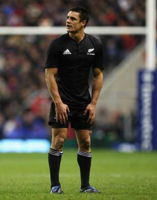 New Zealand's Dan Carter prepares to take a penalty kick during the match between England and New Zealand at Twickenham in London, England on November 29, 2008.