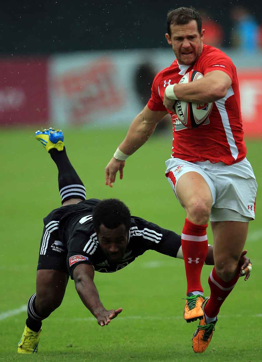 Wales' Ifan Evans bursts past New Zealand's Will Price