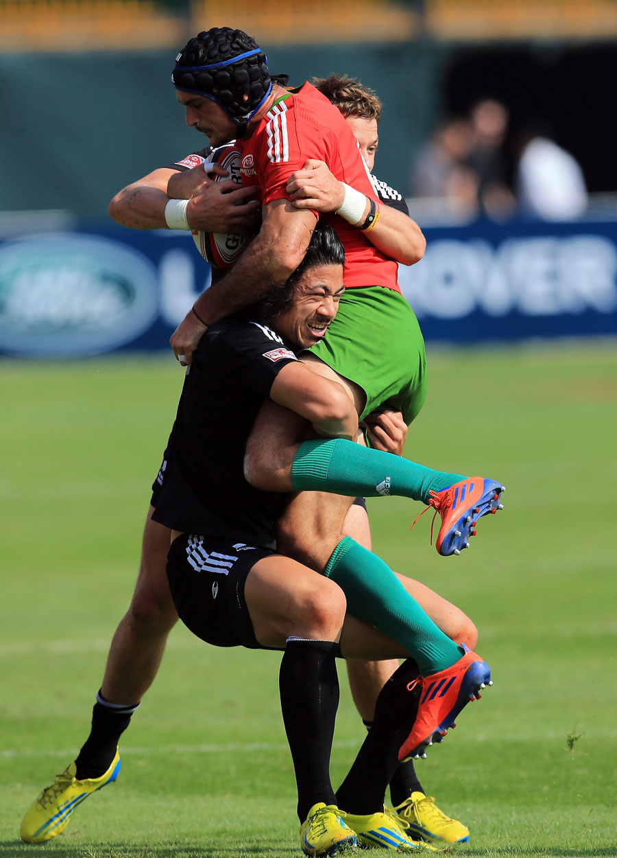 Portugal's Frederico Oliveira is tackeld by New Zealand's Ben Lam and Scott Curry