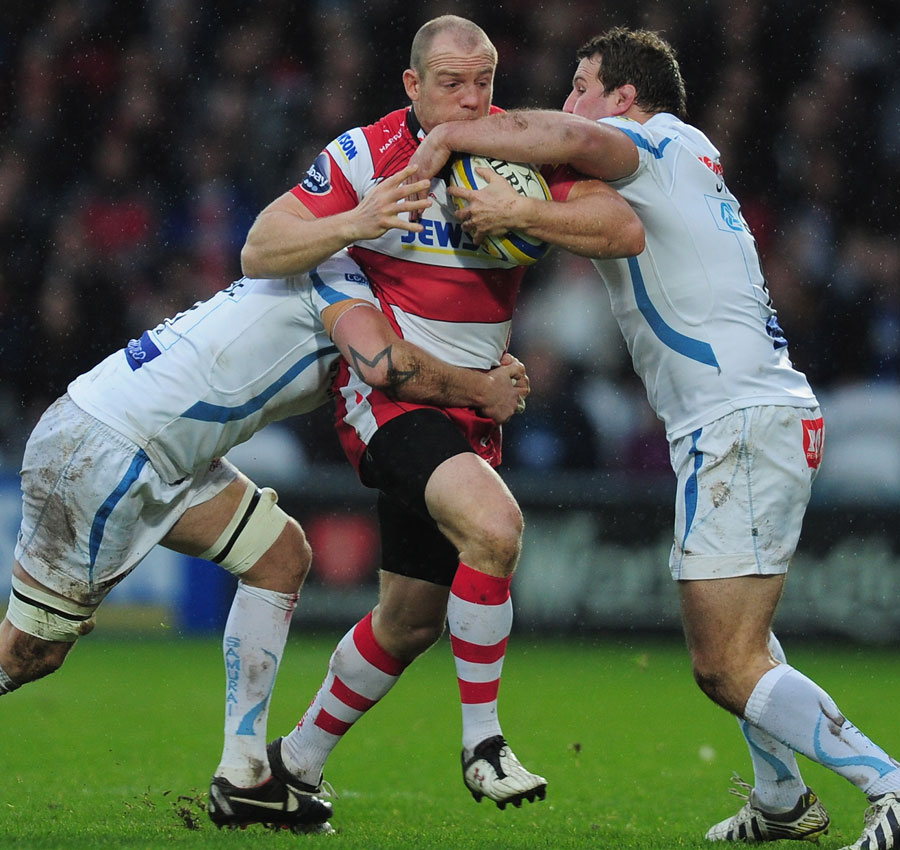 Gloucester's Mike Tindall attracts two Exeter defenders