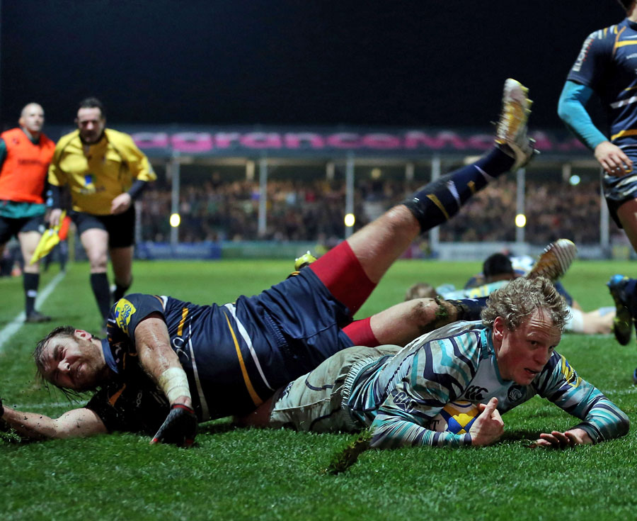 Worcester's Andy Goode crashes into Leicester's Scott Hamilton as he scores