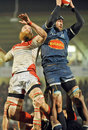 Biarritz' Erik Lund and Agen's Ross Skeate vie for the ball at a lineout