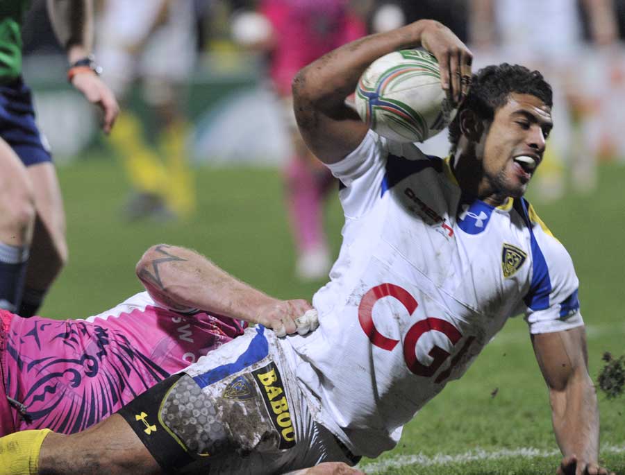 Clermont's Wesley Fofana prepares to ground the ball