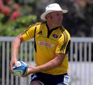 Stormers flanker Schalk Burger looks for the pass, Cape Town, South Africa, January 16, 2013