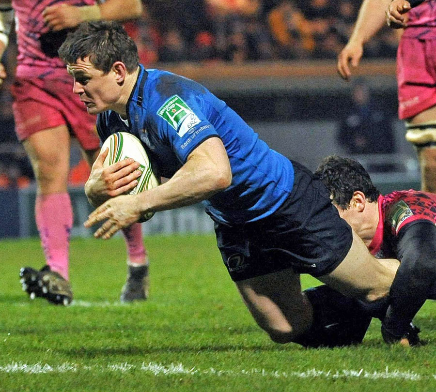 Leinster's Brian O'Driscoll dives over to score