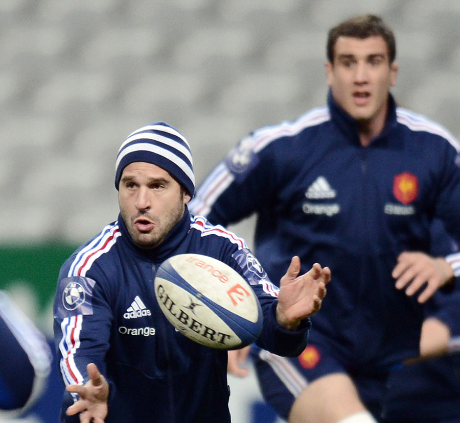 France's Frederic Michalak runs the ball in training