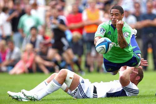 The Highlanders' Aaron Smith passes during a Super Rugby trial against the Blues, Queenstown Recreation Ground, Queenstown, New Zealand, February 15, 2013
