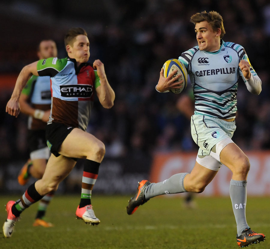 Leicester's Toby Flood races away from Harlequins' Tom Williams