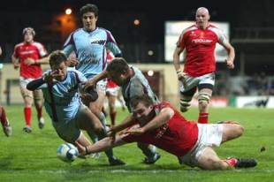 Worcester and Bourgoin players fight for a loose ball during Bourgoin's European Challenge Cup victory, December 5 2008