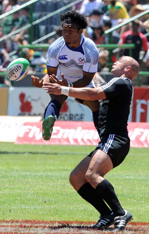 Tui Osborne of USA and DJ Forbes of New Zealand compete for the ball
