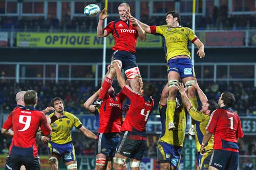 Munster's Paul O'Connell beats Clermont's Julien Pierre at a lineout 