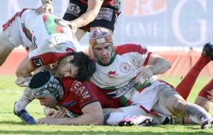 Toulon's Nick Kennedy burrows over for his score, Toulon v Biarritz, Top 14 Orange, Stade Mayol, France, March 9, 2013