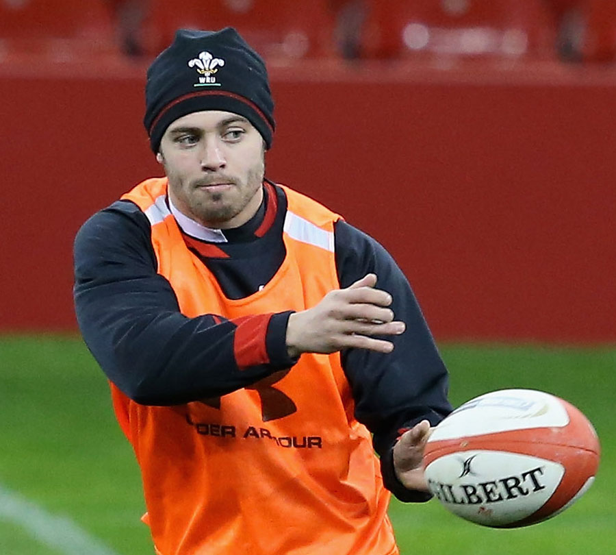 Leigh Halfpenny trains with the Wales squad