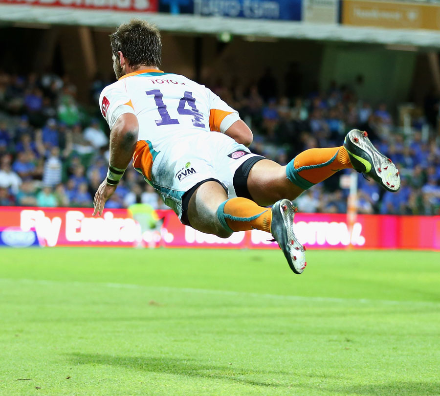 The Cheetahs' Willie le Roux dives in to score