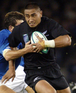 New Zealand's Jerry Collins exploits a gap, New Zealand v Italy, Rugby World Cup, Telstra Dome, Melbourne, Australia, October 11, 2003