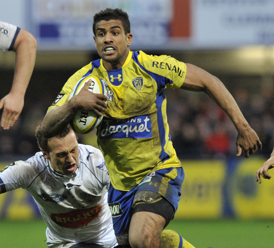 Clermont Auvergne's Wesley Fofana races away from the Agen defence