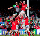 Harlequins' George Robson challenges Munster's Paul O'Connell at a line-out