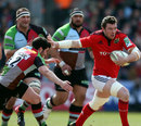 Munster's Peter O'Mahony hands off