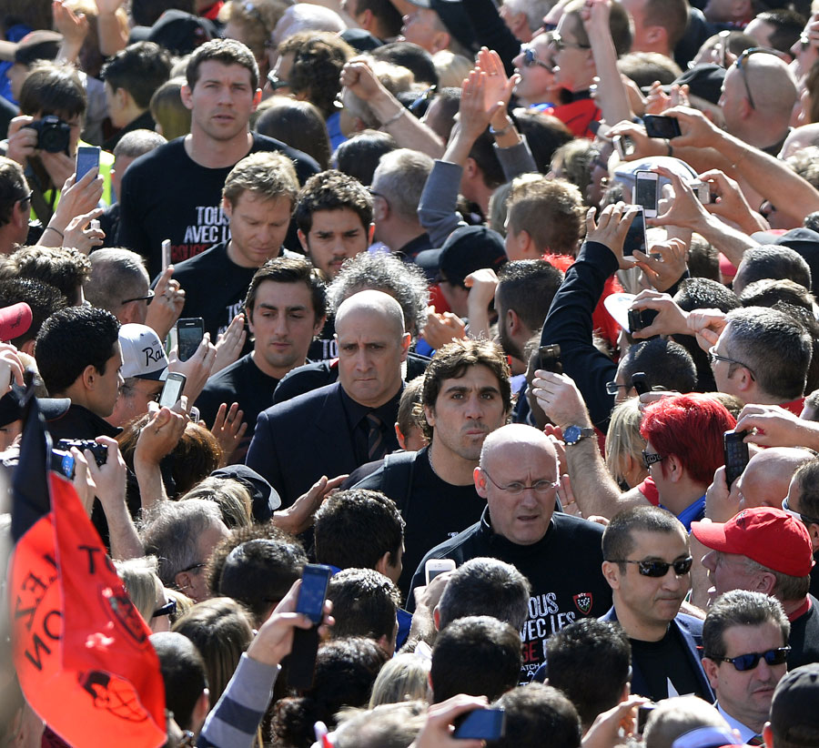 Toulon walk through their fans 