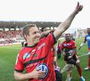 Toulon's Jonny Wilkinson salutes the supporters