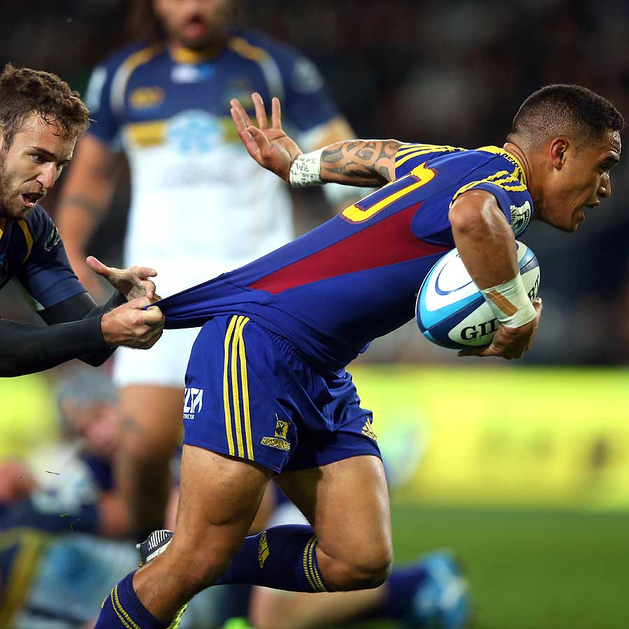 Highlanders scrum-half Aaron Smith tries to elude the defence