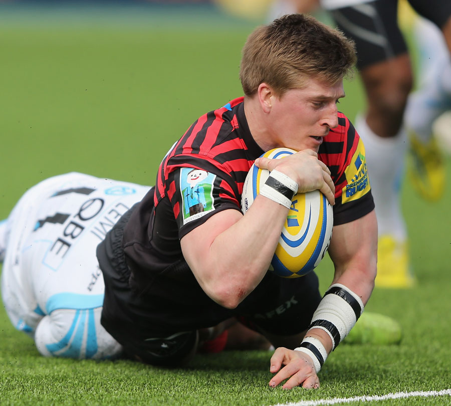 Saracens' David Strettle touches down against Worcester