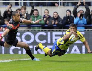 Clermont Auvergne's Wesley Fofana dives in to score, Clermont Auvergne vs Toulouse, French Top 14, Stade Marcel Michelin, Clermont-Ferrand, France, April 20, 2013