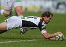 Harlequins' Nick Evans touches down against Worcester