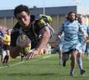 Bath's Francois Louw dives in to score against Leicester