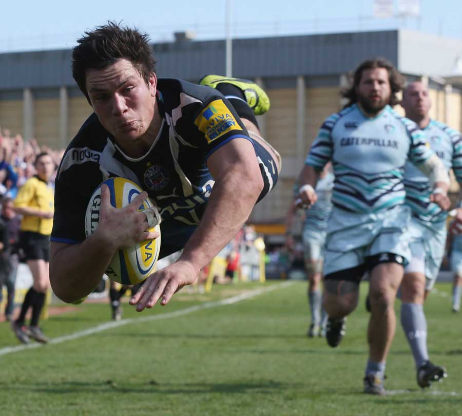 Bath's Francois Louw dives in to score against Leicester