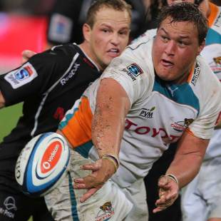 Coenie Oosthuizen passes the ball, Sharks v Cheetahs, Super Rugby, Kings Park, Durban, April 20, 2013
