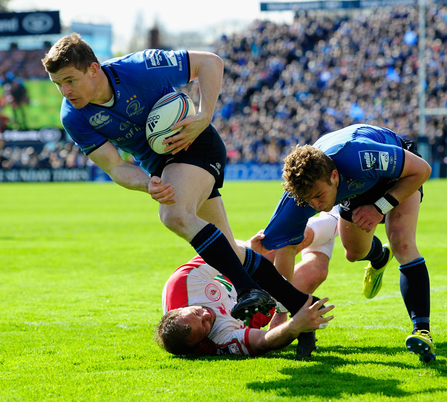 Leinster's Brian O'Driscoll crosses for a try