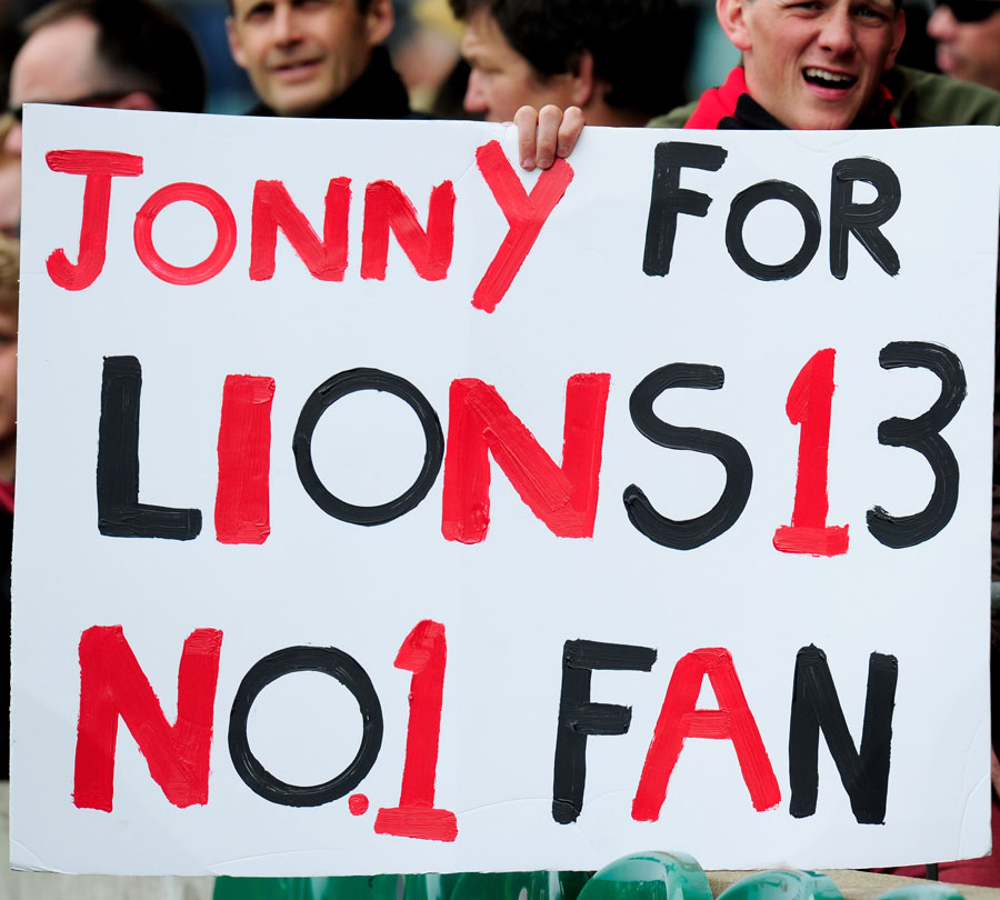 Fans welcome Jonny Wilkinson back to Twickenham