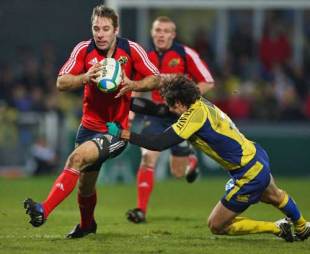 Munster's Tomas O'Leary (L) escapes the clutches of Clermont's Brock James during their Heineken Cup clash at the Stade Marcel Michelin in Clermont-Ferrand, France on December 7, 2008. 