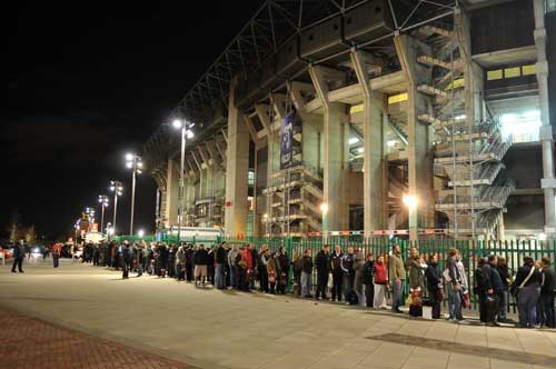 Fans queue at Twickenham to meet England star Jonny Wilkinson