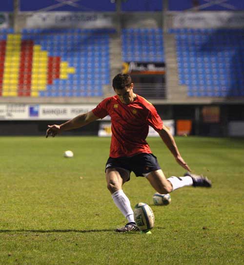 Dan Carter practices his place-kicking during training with Perpignan
