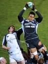 Castres' lock Isoefa Tekori vies with Leinster's flanker Shane Jennings