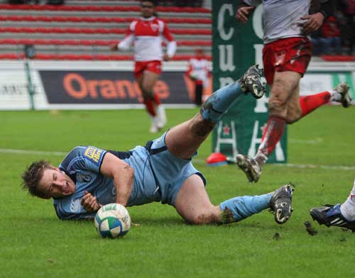Cardiff Blues' Jamie Robinson dives over to score