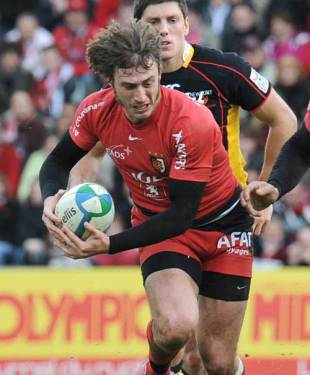 Toulouse's winger Maxime Medard on the burst in his side's Heineken Cup clash with the Dragons at the Ernest Wallon stadium in Toulouse on December 6, 2008 . 