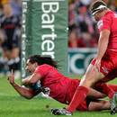 Queensland Reds' Saia Faingaa (l) crosses over for a try