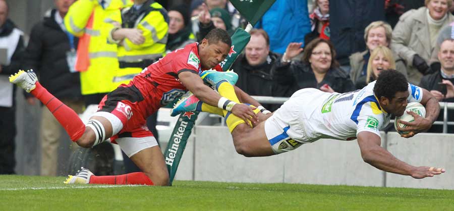 Clermont's Napolioni Nalaga goes over for the first try